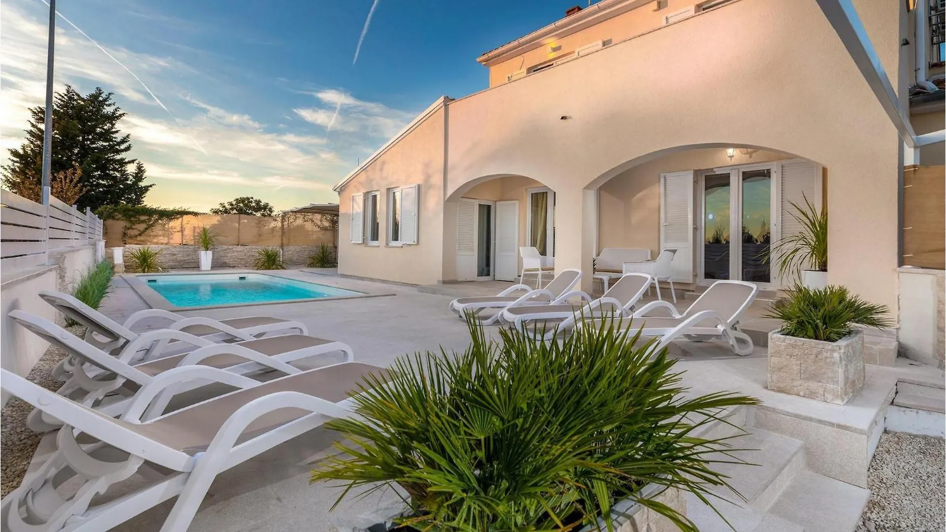 Villa Ostone contacts